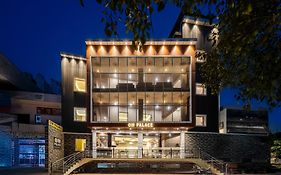 Perfectstayz Om Palace - Near Prem Mandir With Parking